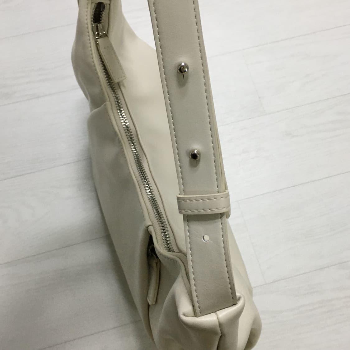 오브히 로에브 호보백 아이보리 상품이미지9