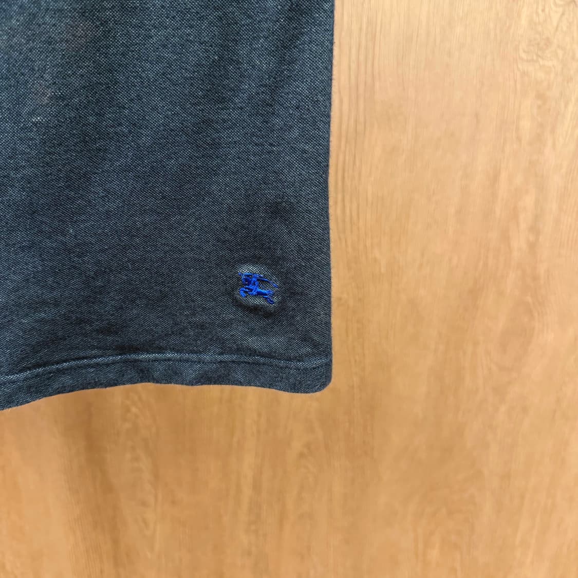 버버리 런던 라운드넥 반팔 티셔츠 블루 로고 자수 디테일 차콜 상품이미지6