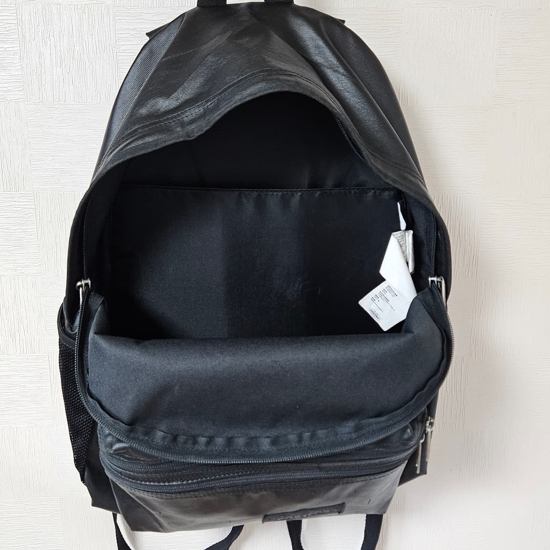 이스트팩 eastpak 패디드파커 블랙 코팅 백팩 상품이미지4