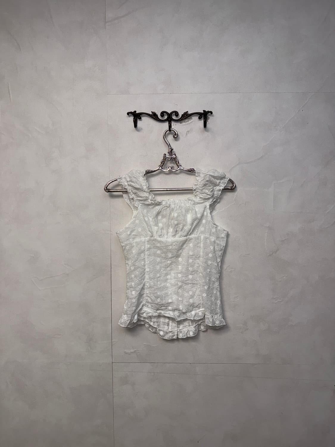 White punching floral lace 오프숄더 블라우스 상품이미지4