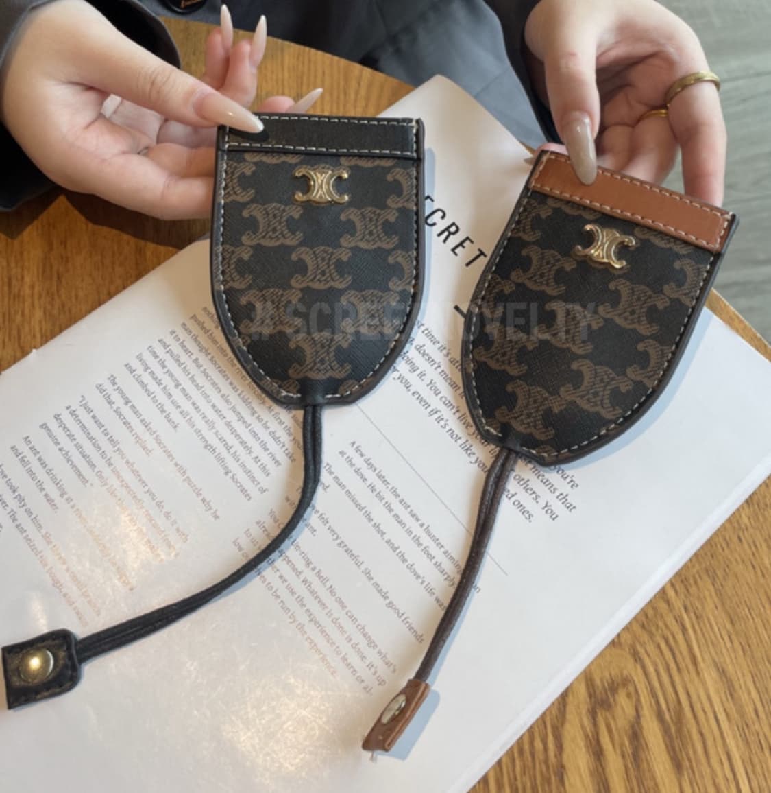 셀린느 트리옹페 키홀더 블랙 상품이미지3