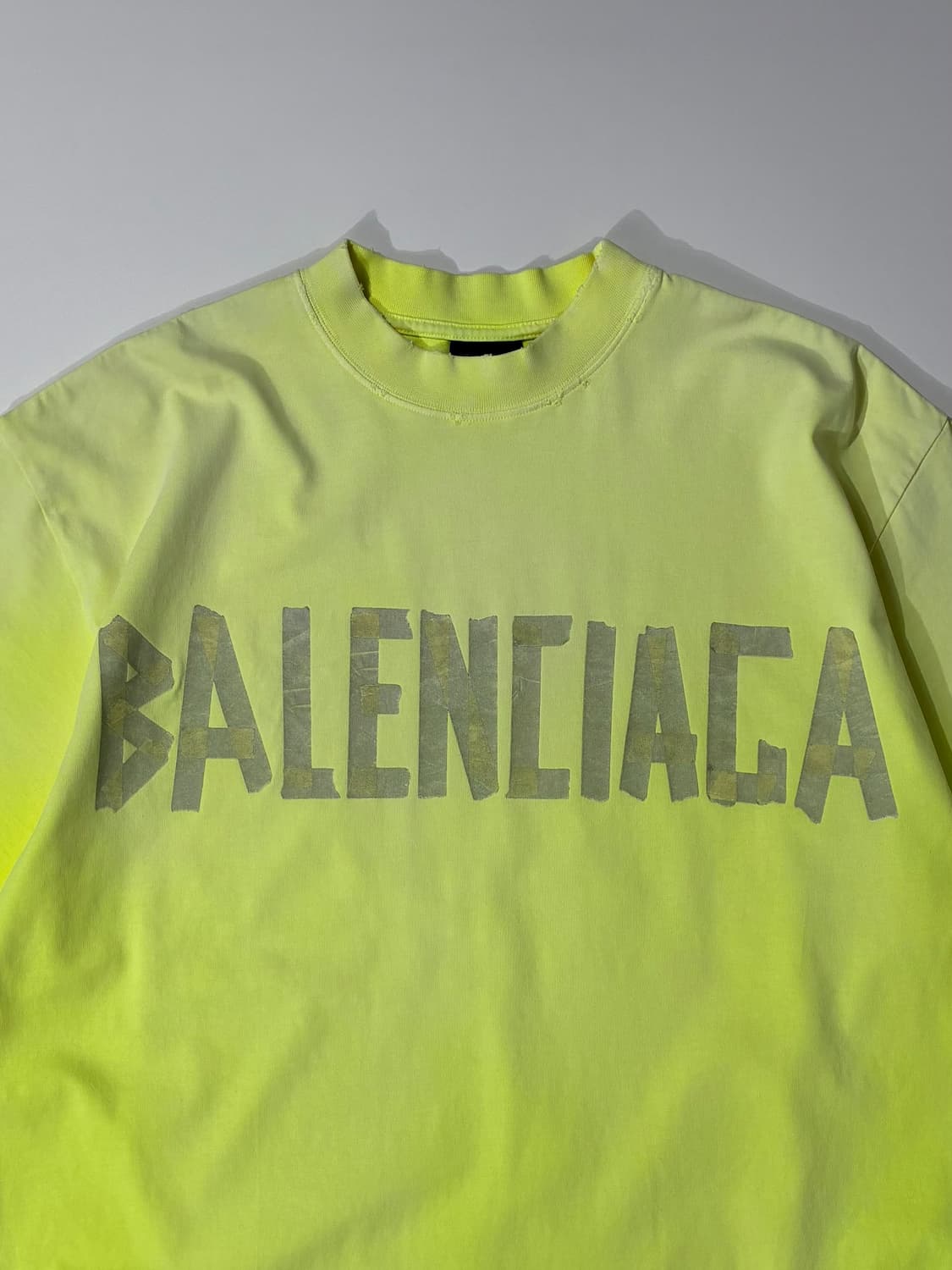 발렌시아가 테이프 타입 미디엄 핏 티셔츠 형광 XS사이즈 상품이미지2