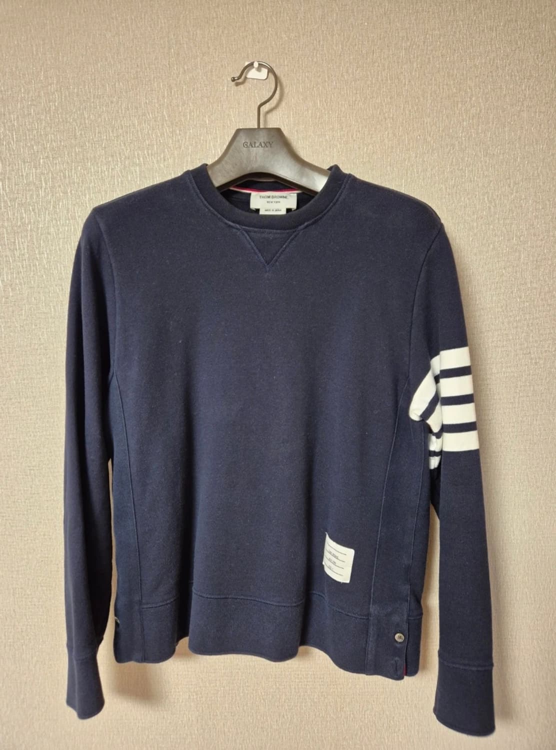 톰브라운 사선 맨투맨 상품이미지1