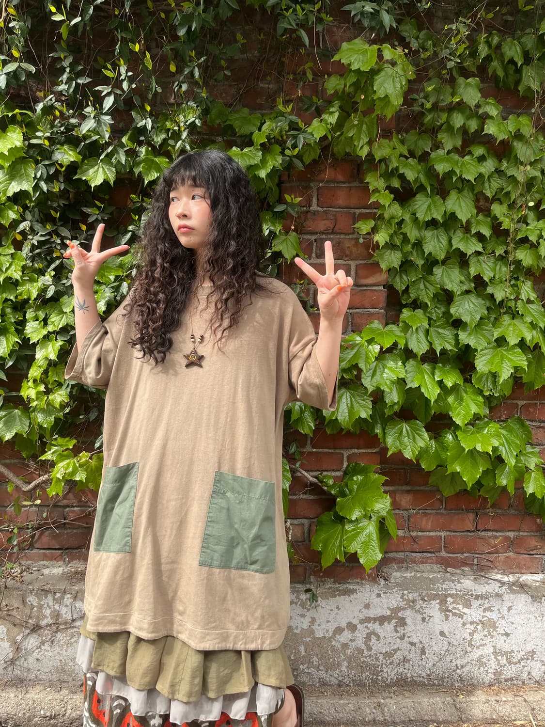 아웃 포켓 포인트 미디 반팔 원피스 상품이미지1