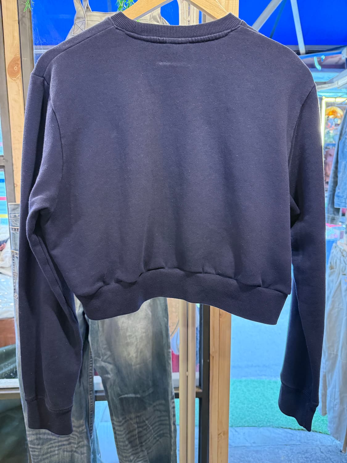 뉴발란스 네이비 크롭 맨투맨 상품이미지3