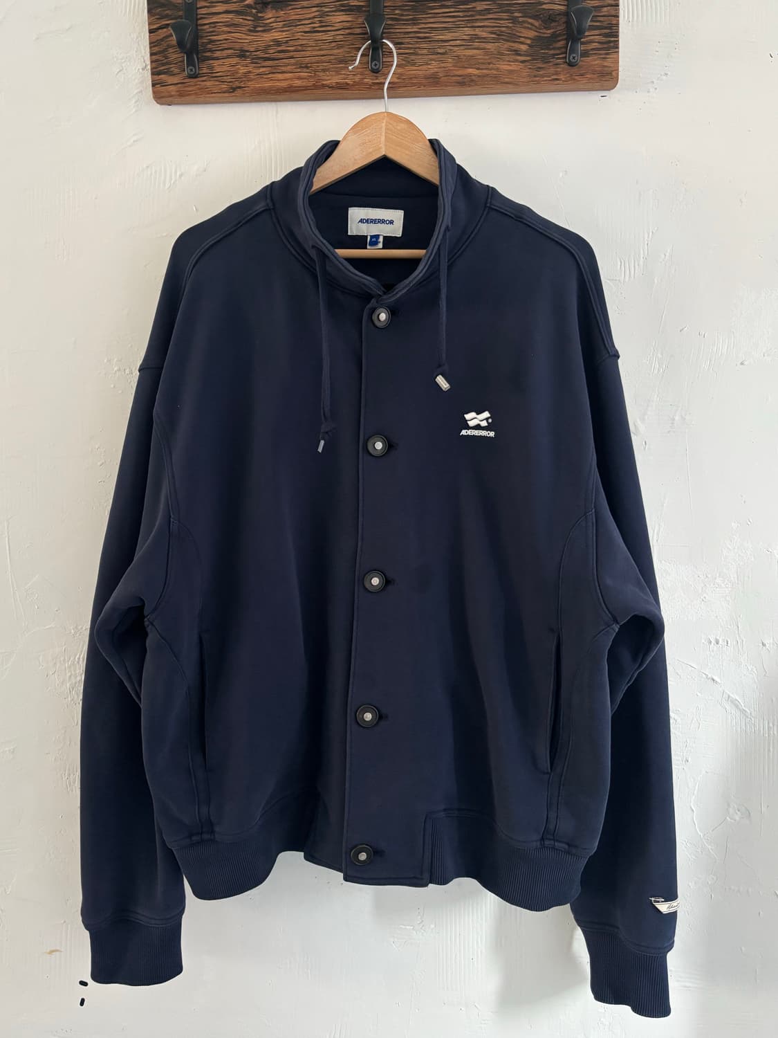 ADERERROR 아더에러 테이텀 로고 점퍼 네이비 자켓 상품이미지3