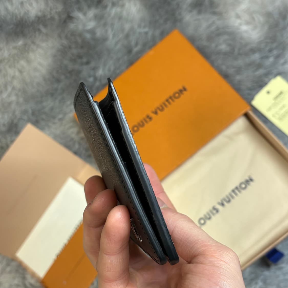 루이비통 멀티플 타이가 월릿 상품이미지2