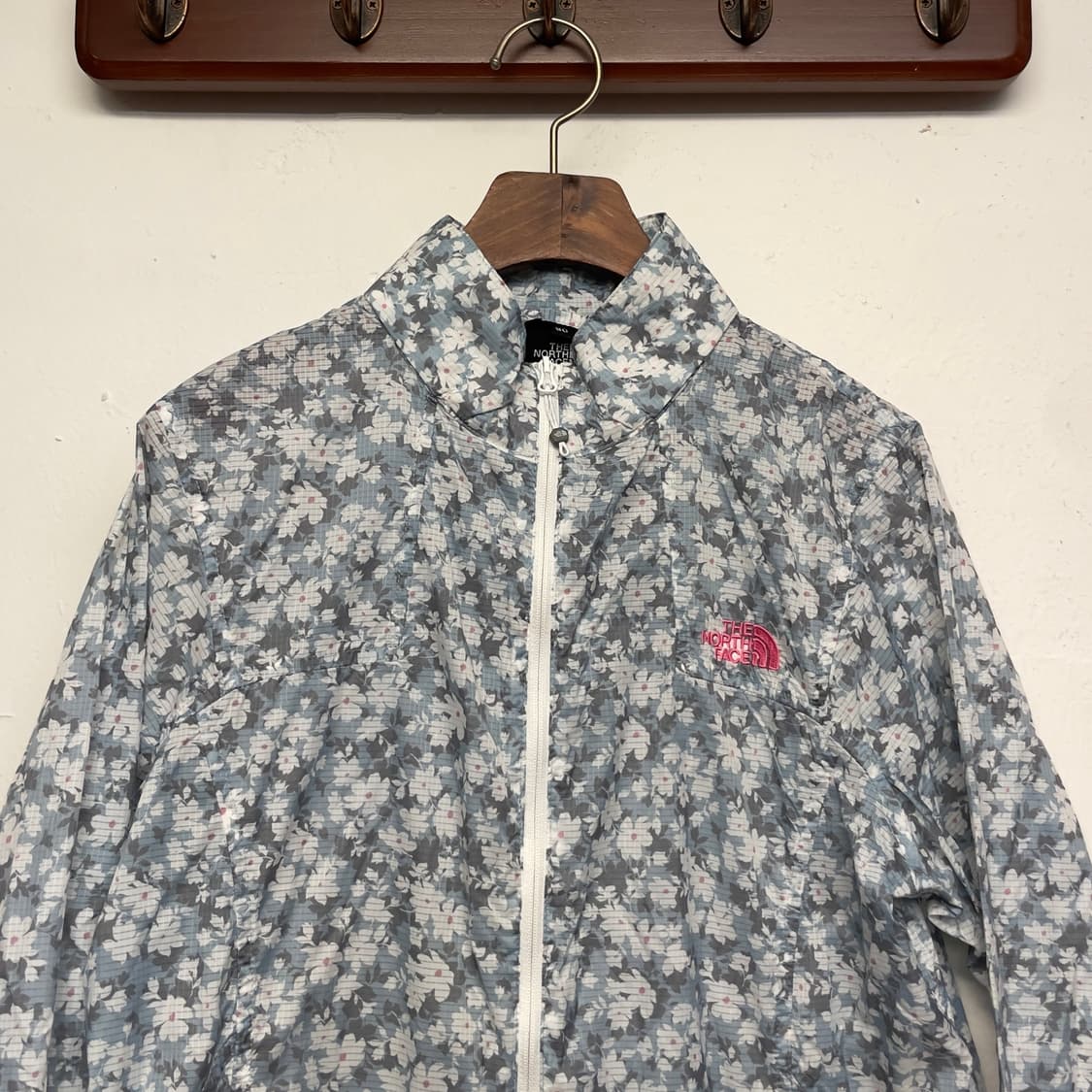 노스페이스 (우먼) 벚꽃 프린팅 경량 바람막이 자켓   상품이미지3