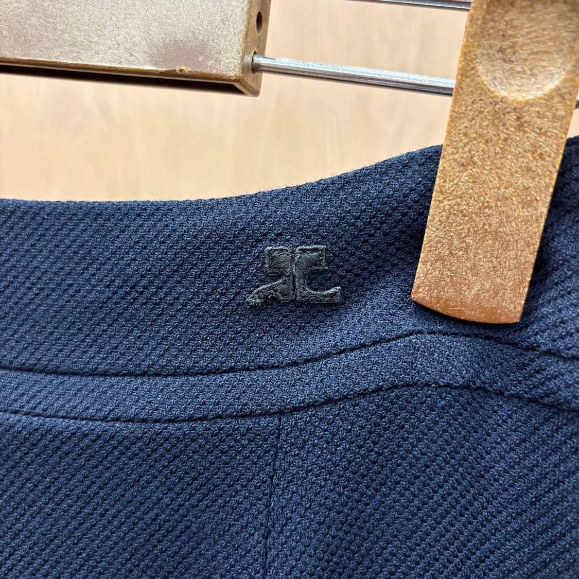 꾸레쥬 펜슬 스커트 허리 라인 시그니처 로고 자수 포인트 디테일 네이비 상품이미지6