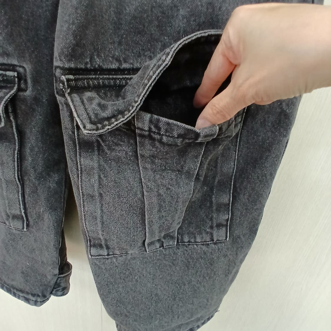 워싱 블랙 데님 카고 바지 상품이미지5