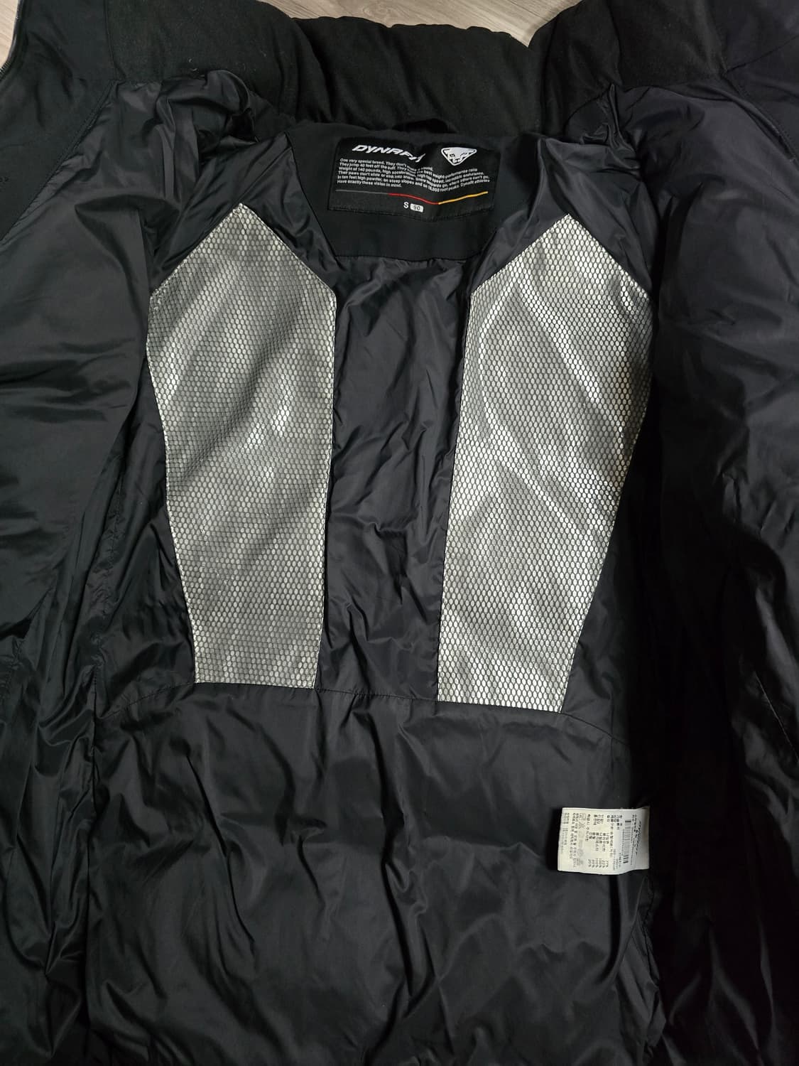 다이나핏 카본 엑스 구스다운 패딩.

싸이즈 s 90~95.  남녀공용 상품이미지7