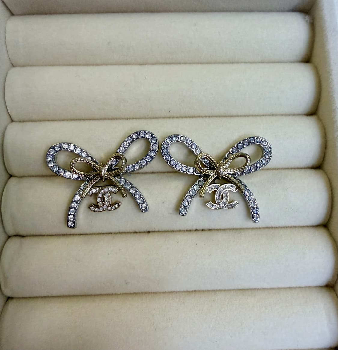 샤넬 투톤 샴페인골드 리본 CC로고 귀걸이 업사이클링 상품이미지1