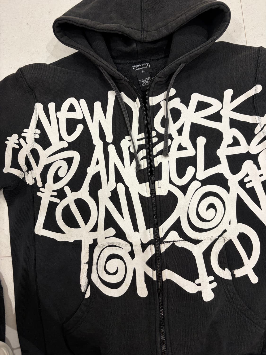 스투시 월드투어 후드 집업 상품이미지3