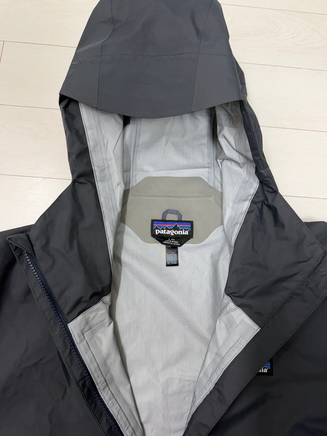 파타고니아 토렌쉘 L 사이즈  상태 9.8/10  최신 큐알 버전 사진찍 상품이미지3