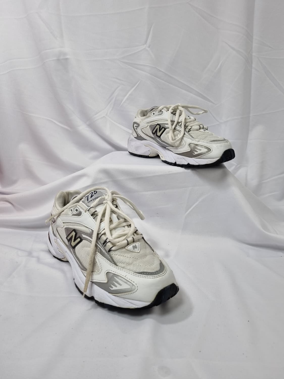 235 뉴발란스 725 실버 스니커즈 상품이미지4