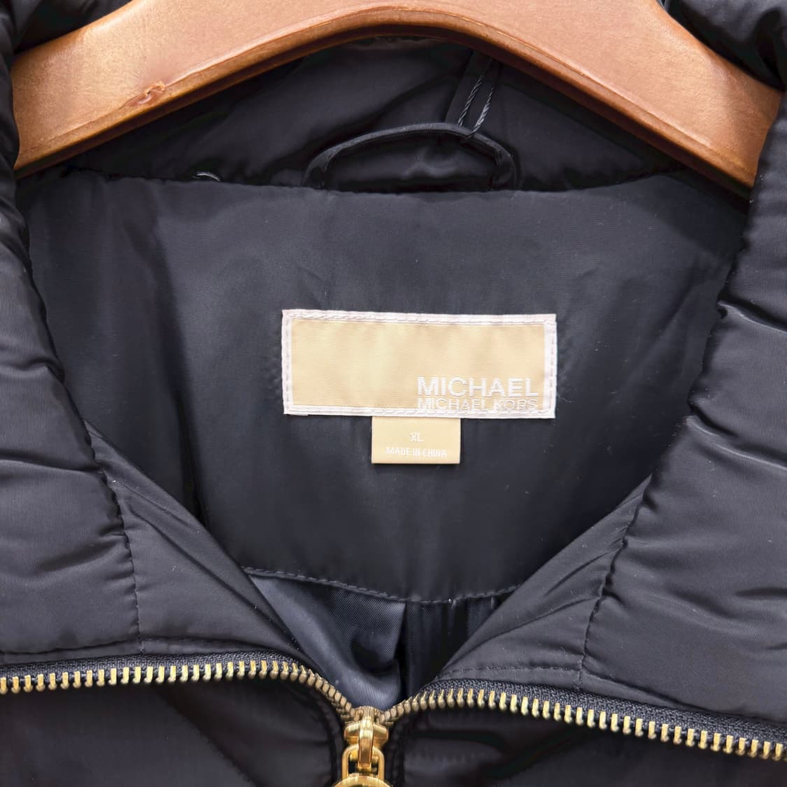 마이클코어스 경량 패딩 코트 골드 로고 지퍼 풀러 메탈 장식 디테일 블랙 상품이미지7