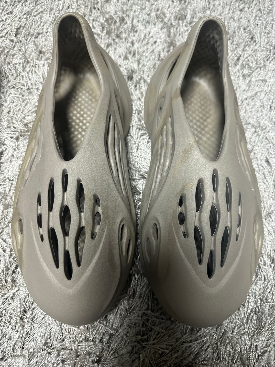 [275] 아디다스 이지 폼러너 스톤세이지 상품이미지1