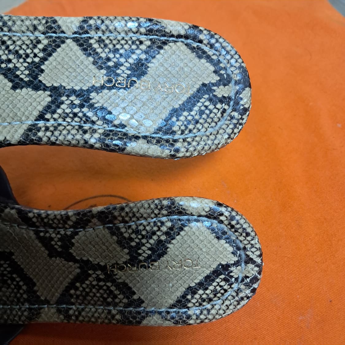 토리버치 뱀피 패턴 플랫 샌들 슬리퍼 5.5 약225 상품이미지7