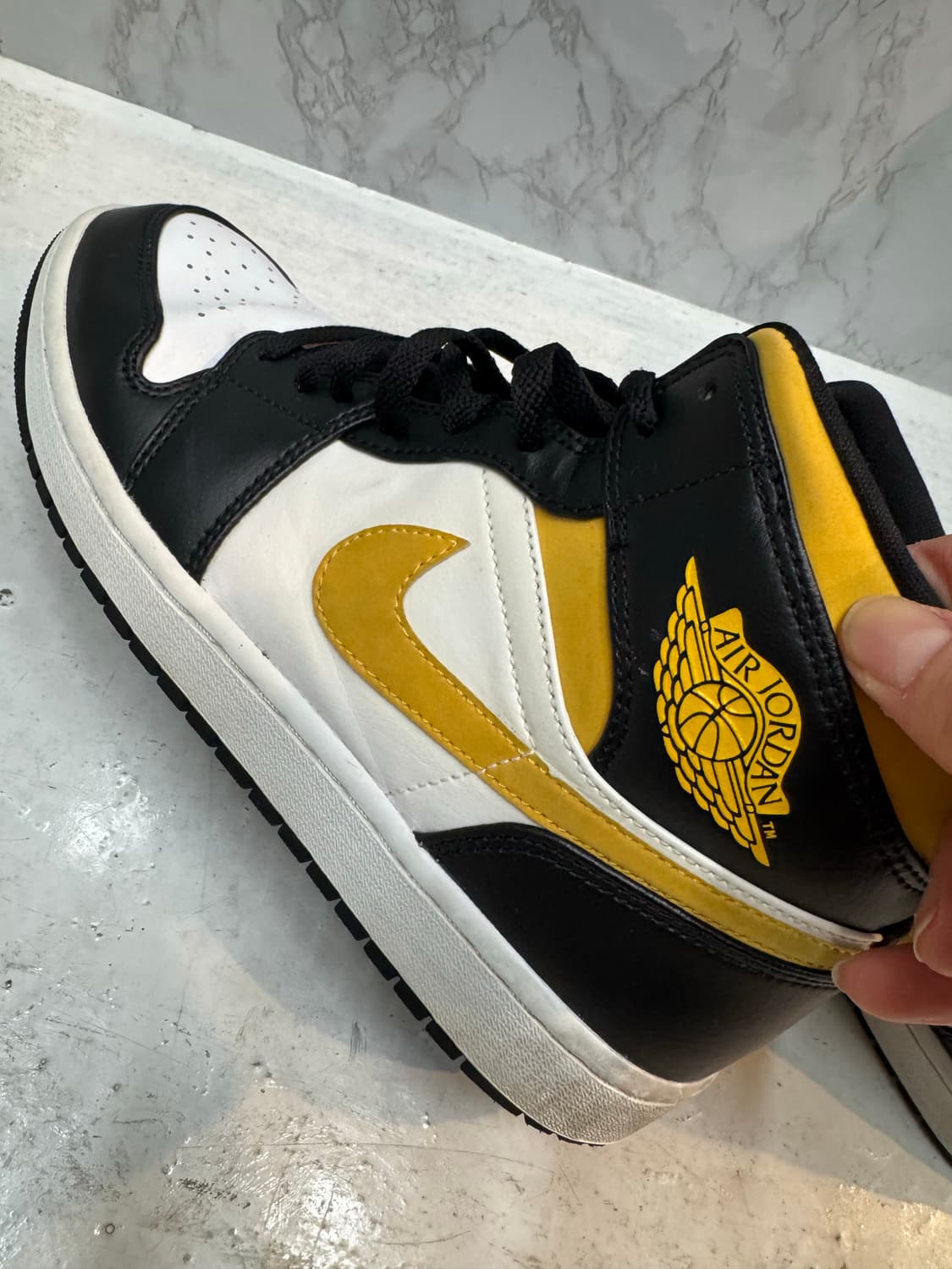 🟡 Nike Air Jordan 1 Mid ‘Taxi’ (블랙/오프화이 상품이미지5