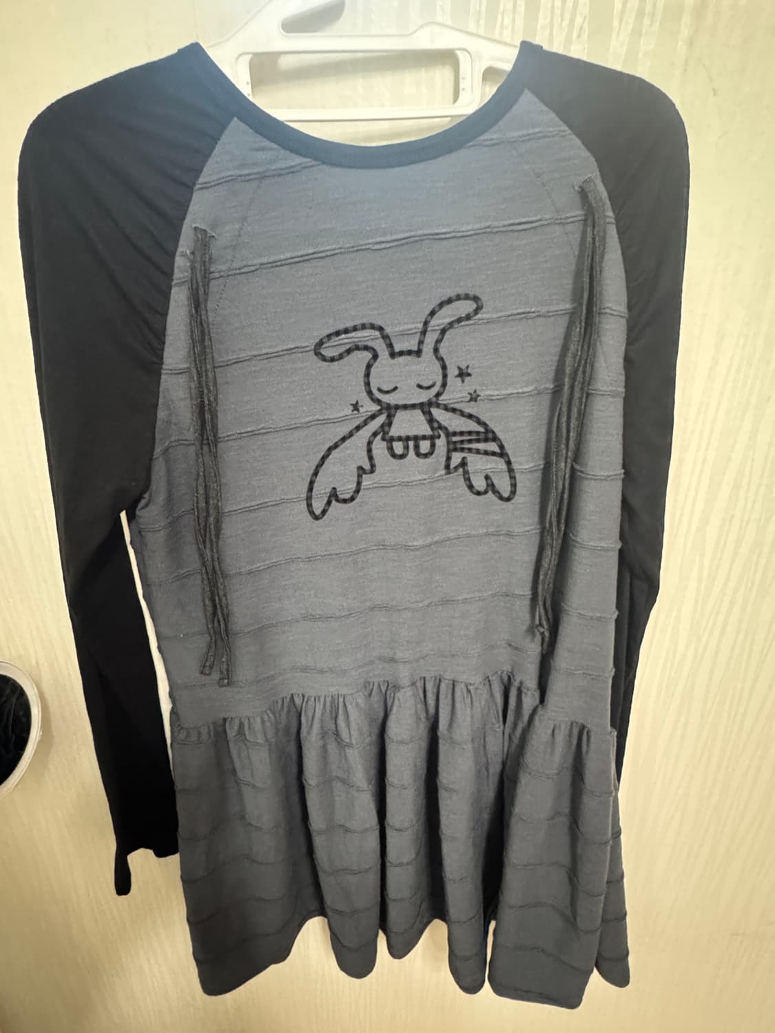 허그유어스킨 엔젤 패치 레글런 드레스 블랙 차콜 상품이미지2