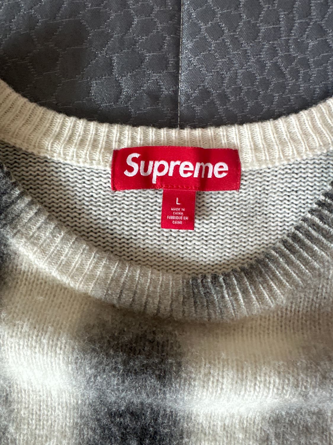 슈프림 블러드 로고 스웨터 블랙 - 23FW 상품이미지3