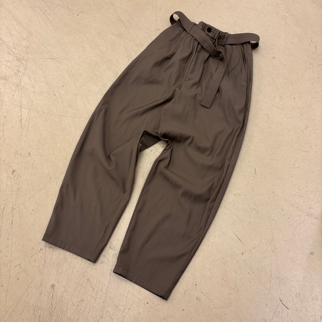 어나더오피스 벨트 핀턱 와이드 슬랙스 상품이미지1