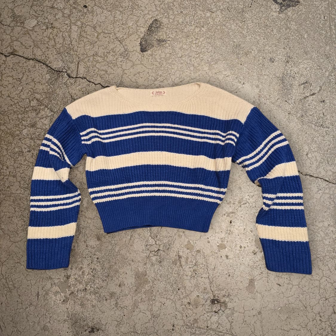 크롭 스타일 라운드넥 스트라이프 니트 스웨터 상품이미지1