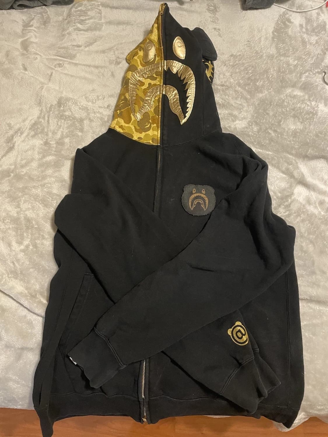 베이프 x 베어브릭 골드 샤크 후드집업 상품이미지1