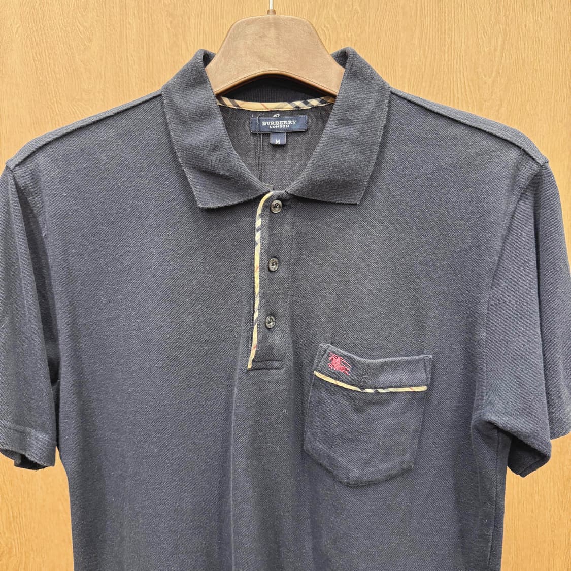 버버리 카라 반팔 카라티셔츠 체크 포켓 로고 자수 디테일 블랙 상품이미지4