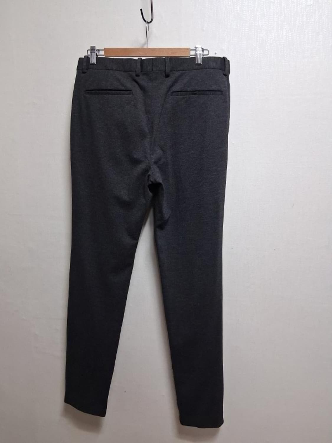 띠어리 남성 면저지팬츠 새거같은 상태 34인치 
원산지 일본산
상태 착용 상품이미지2