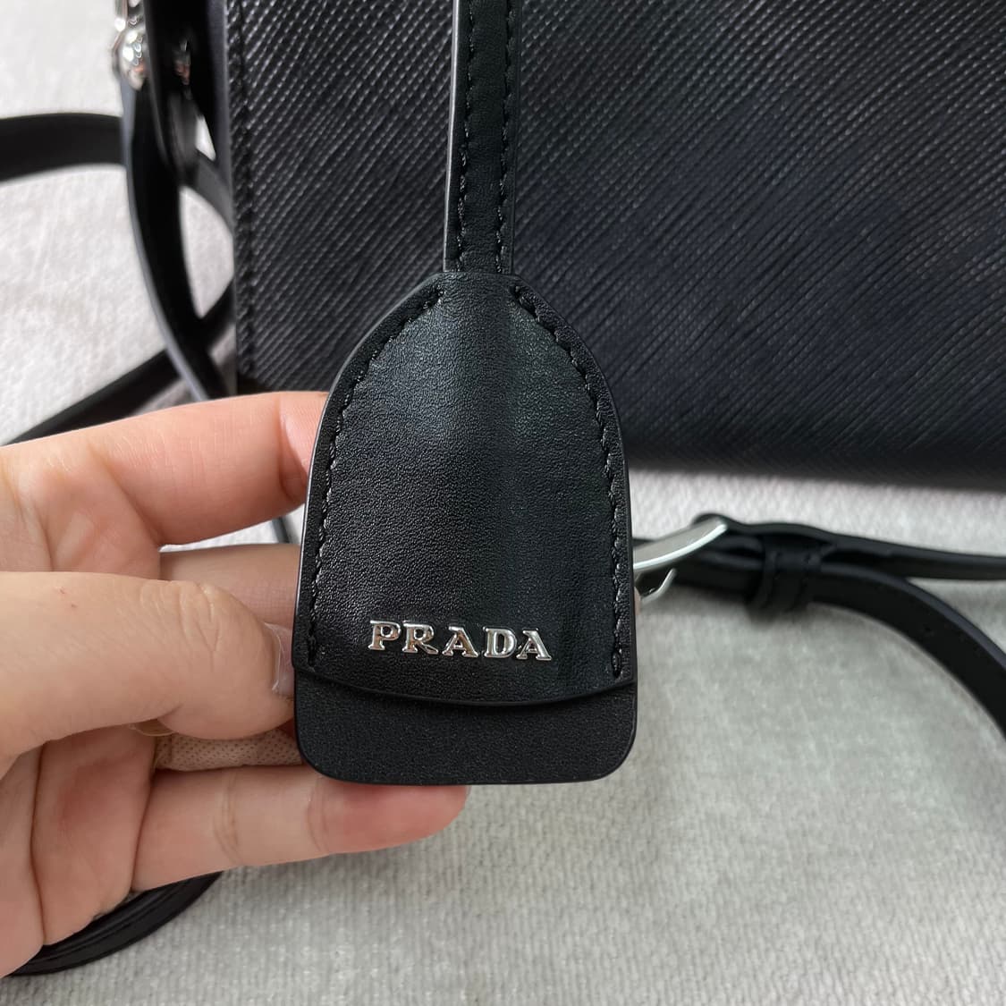 프라다 크리스틴 사피아노 도트백 상품이미지4