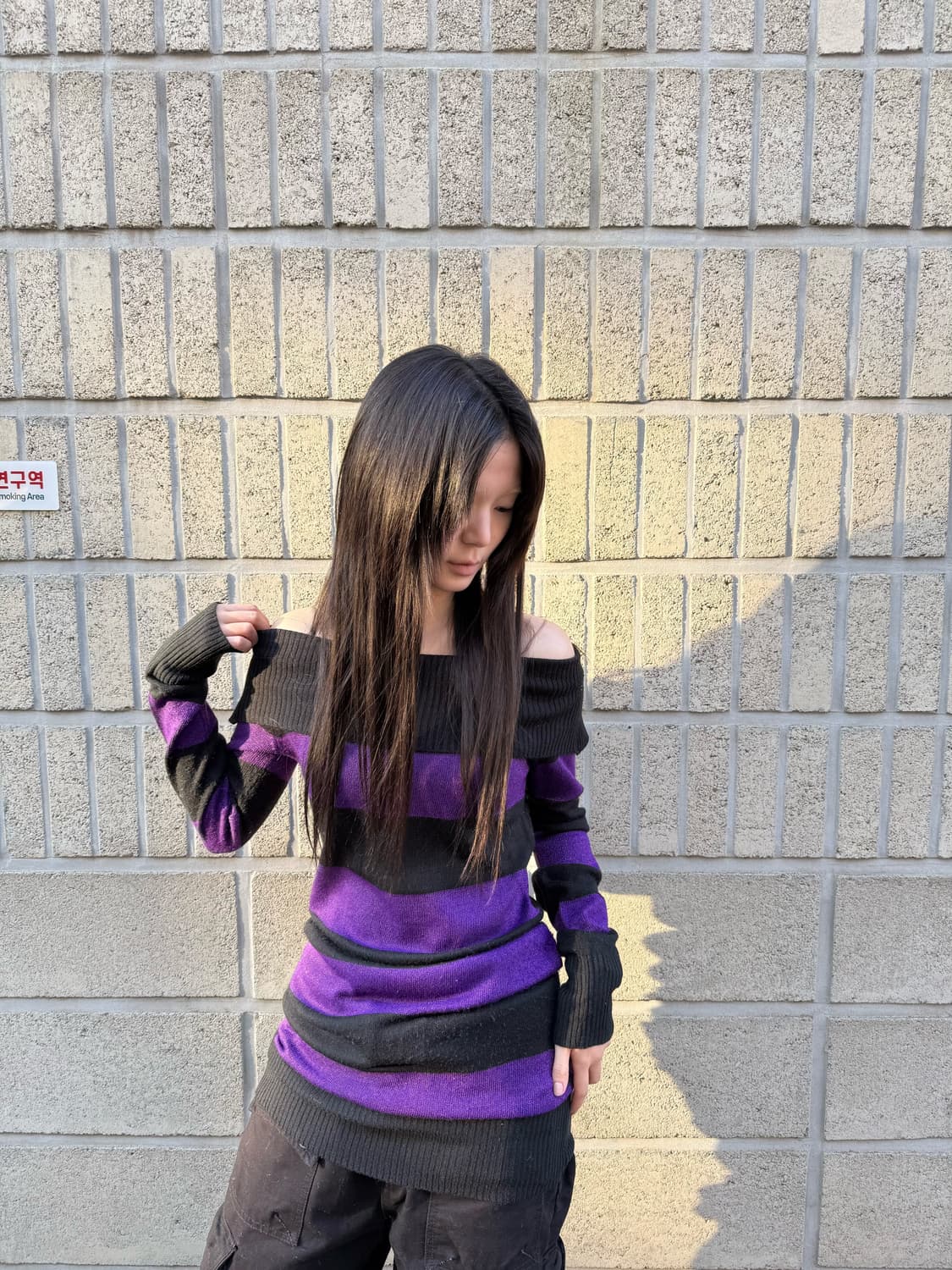 블랙&퍼플 오프숄더 스트라이프 니트 상품이미지4