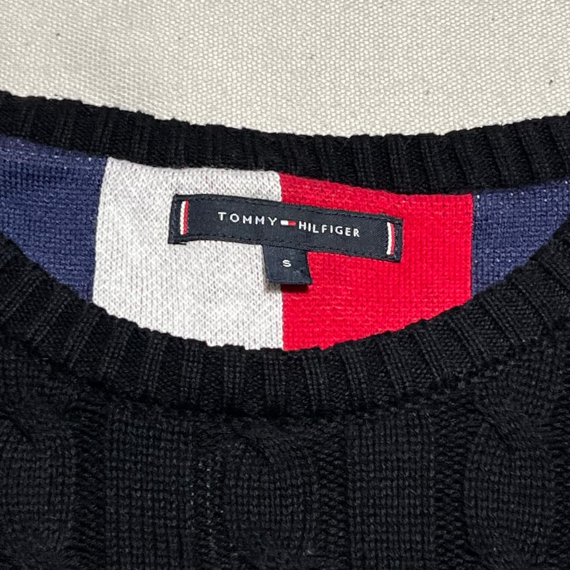 Tommy Hilfiger 남성 블랙 스몰로고 케이블 니트 상품이미지3