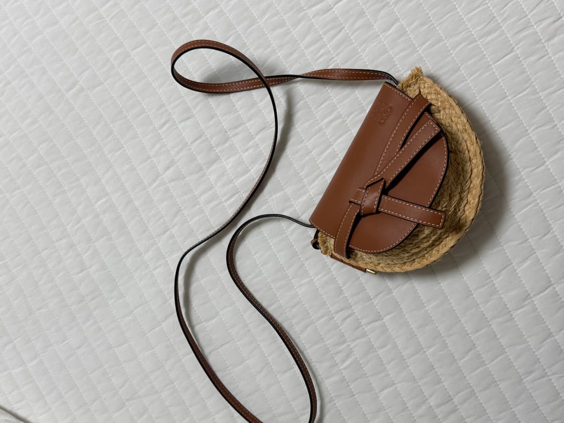 로에베 가죽 라탄 크로스백 상품이미지1