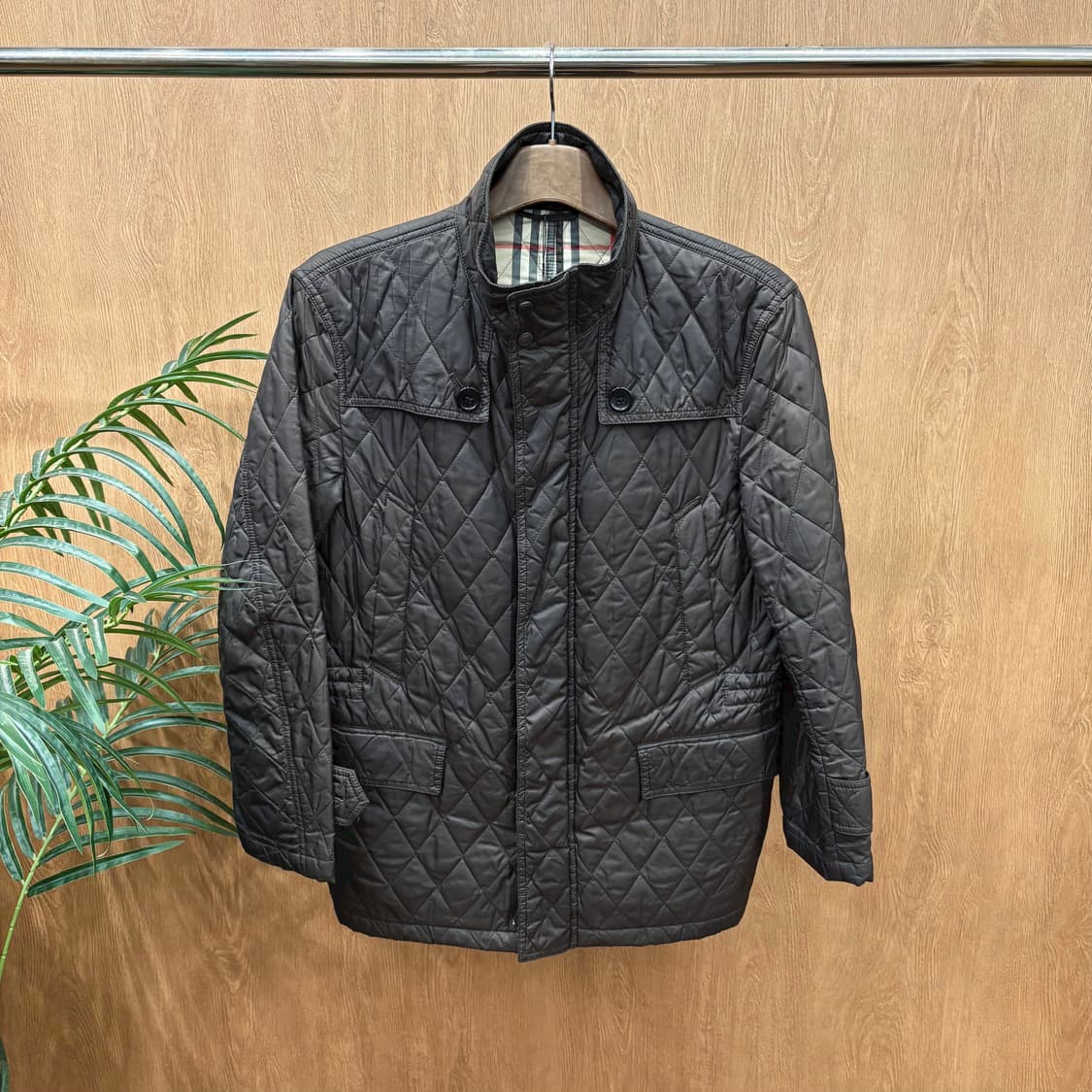 버버리 런던 스탠드넥 퀄팅 자켓 다이아 패턴 누빔 디테일 레귤러핏 브라운 상품이미지1