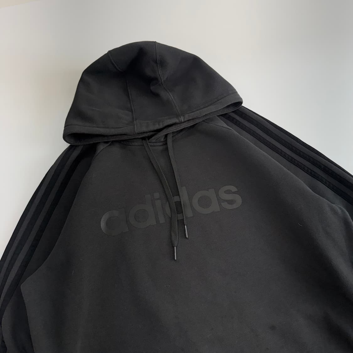 Adidas 아디다스 블랙 스펠아웃 로고 차콜 후드티 상품이미지4
