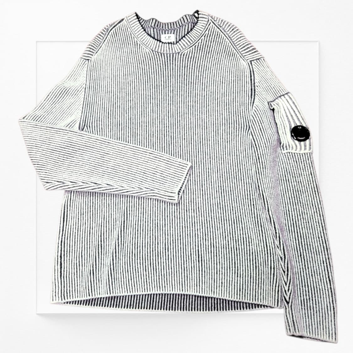 [우주매물🔥] CP컴퍼니 플리스 니트 크루넥 렌즈 스웨터 상품이미지1