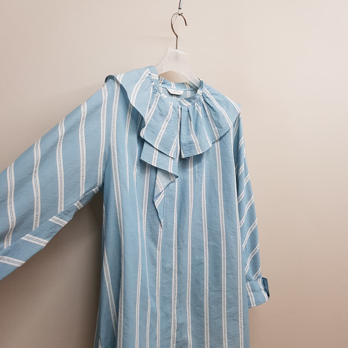 한섬 래트바이티 2021 프릴 카라 코튼 블라우스 82-94-160사이즈 상품이미지3