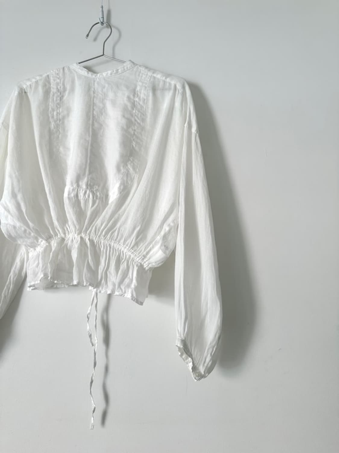 Victoria back slit blouse / white 상품이미지2