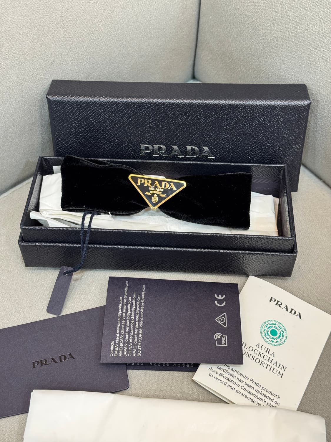 새상품 프라다 트라이앵글 벨벳 헤어 리본핀 상품이미지1