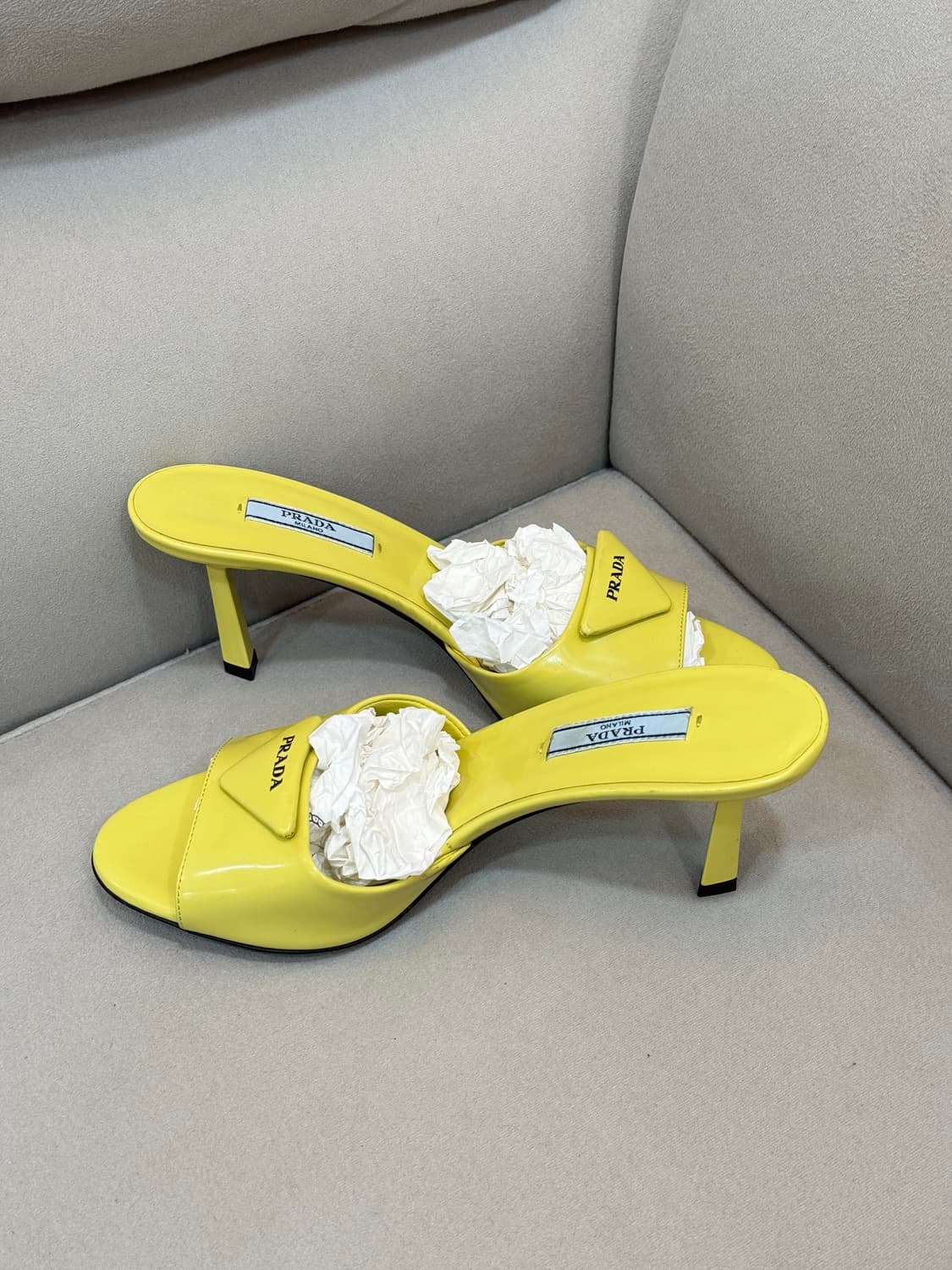 새상품급 프라다 브러쉬드 펌프스 구두 상품이미지1