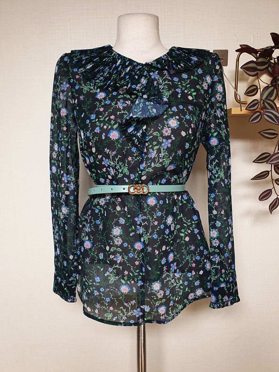 ENC 플리츠 블라우스 플라워 55 네이비 상품이미지1