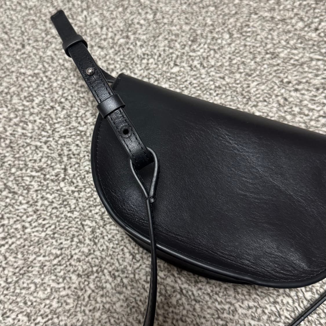 COS 커브드 크로스바디 백 블랙 고현정백 상품이미지9
