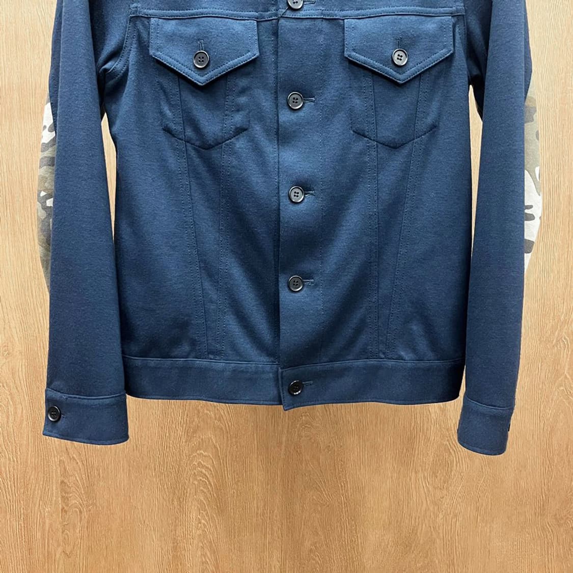 소프넷 클래식 트러커 자켓 소매 카모플라주 패치워크 배색 디테일 네이비 상품이미지5