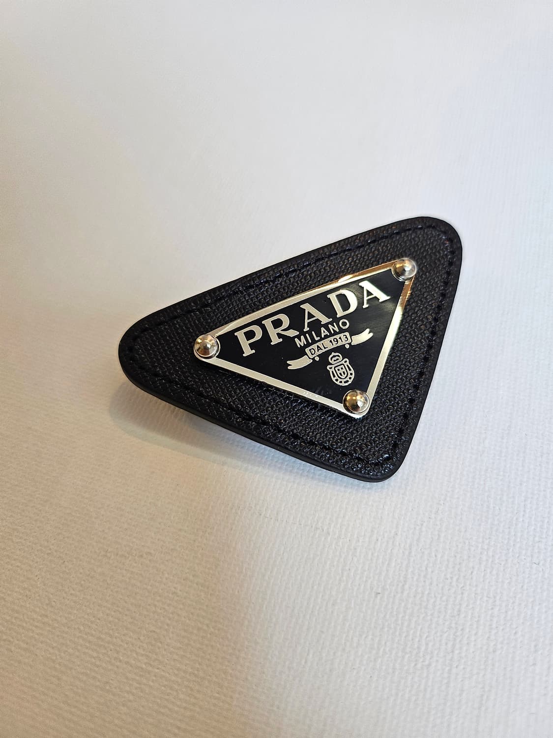 프라다 업사이클링 사피아노 삼각 브로치 (대) 상품이미지3