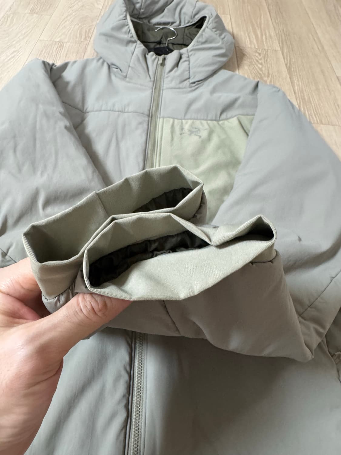 XL 아크테릭스 프로톤 lt 후드 디스토션 패딩 자켓 그레이 리프 상품이미지3