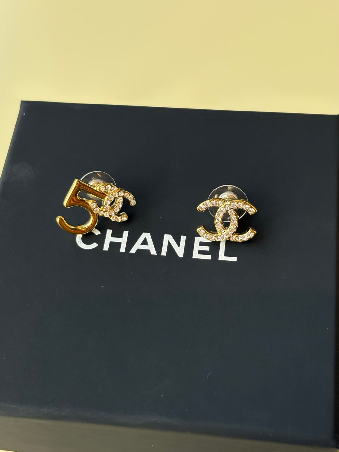 샤넬 정품 cc로고 업사이클링 넘버5 골드 귀걸이 상품이미지1