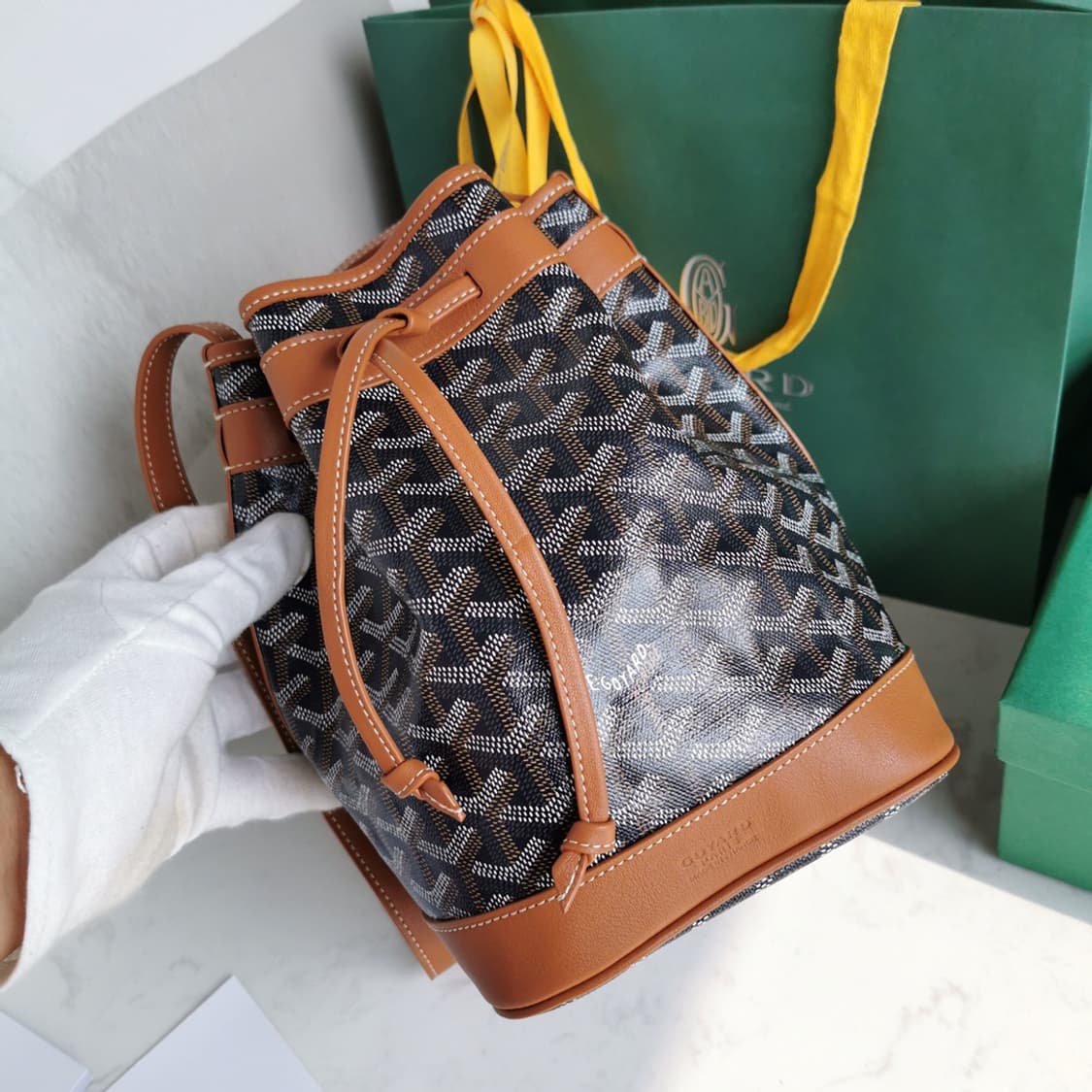 고야드 쁘띠플로 버킷백 상품이미지4