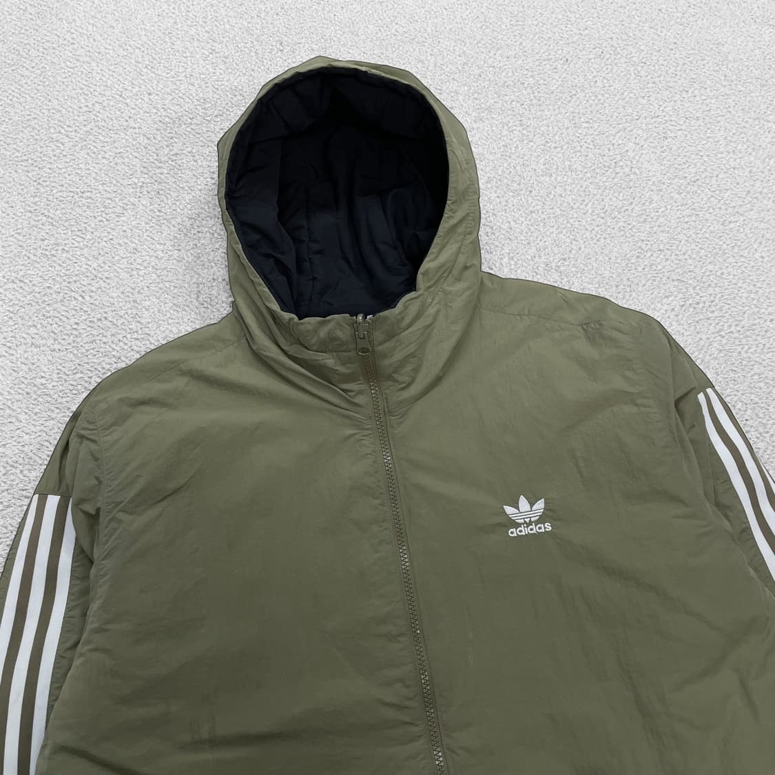 아디다스 오리지널 리버시블 락업 패딩 점퍼 카키 블랙 상품이미지3