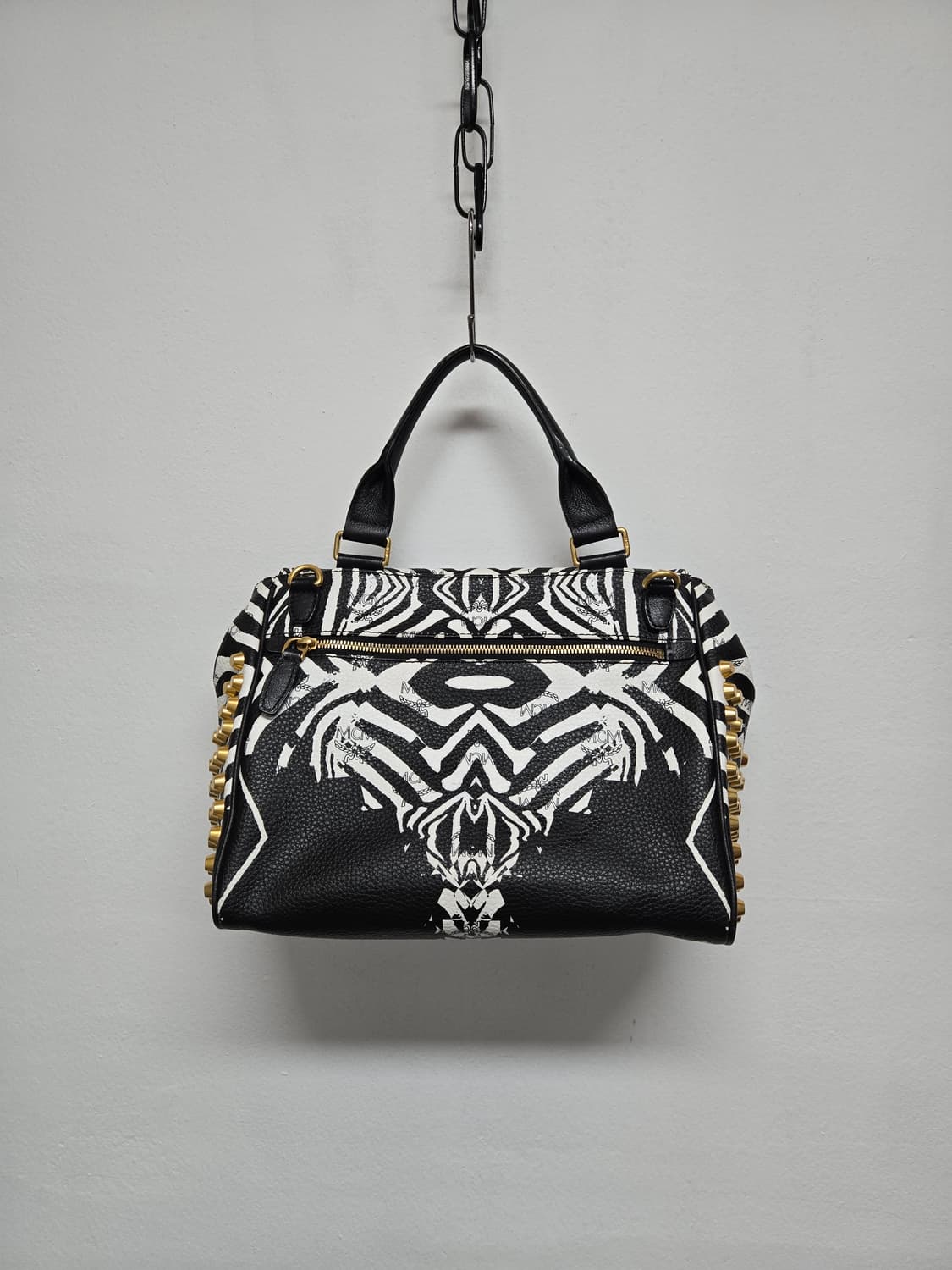 엠씨엠 MCM 펑키 지브라 스터드 케아나 보스턴백 상품이미지2